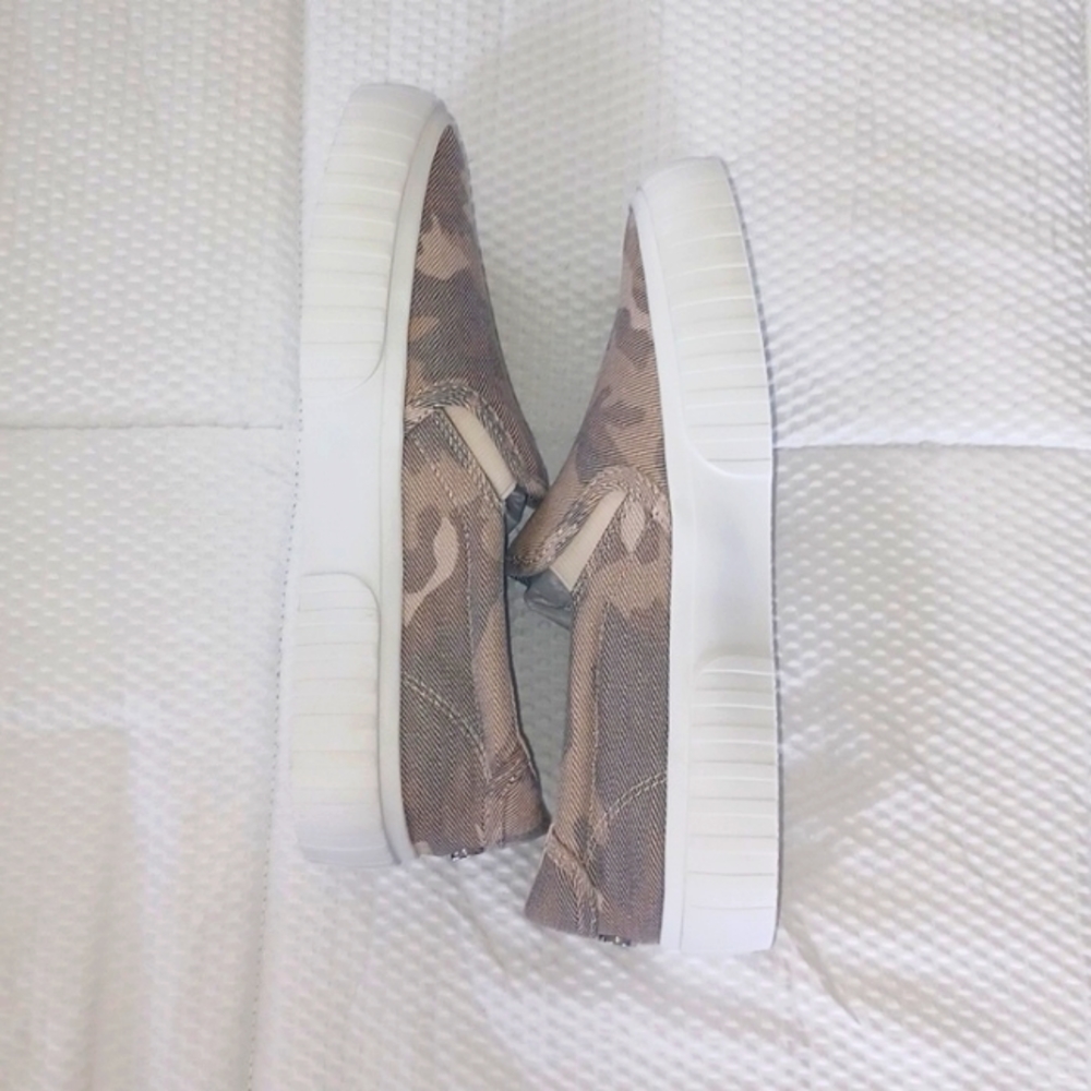 Steve Madden Women's Swiftly Skate Shoe, NEW IN BOX, Tan Camo - Picture 3 of 9